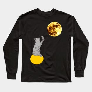 A cat catches a mouse in a moon Long Sleeve T-Shirt